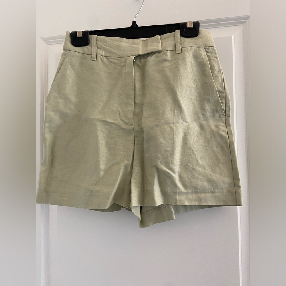 Aritzia Wilfred sage green linen shorts in size 4